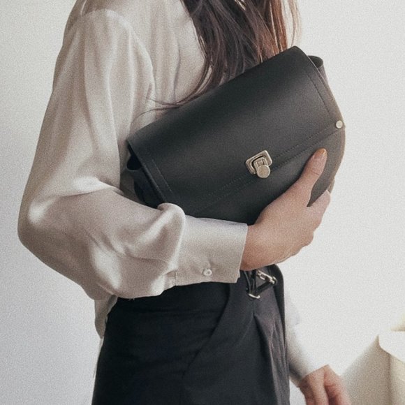 Premium Leather Convertible Crossbody/Belt bag - Picture 7 of 7